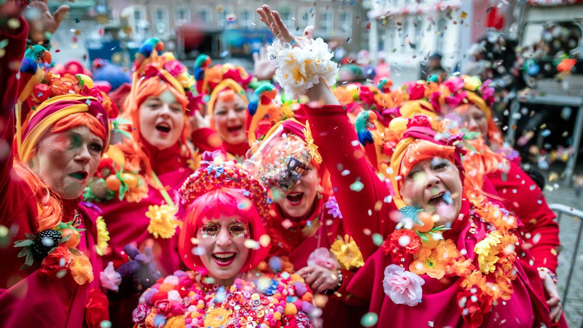 Viel Konfetti gibt es zur Weiberfastnacht in Düsseldorf.