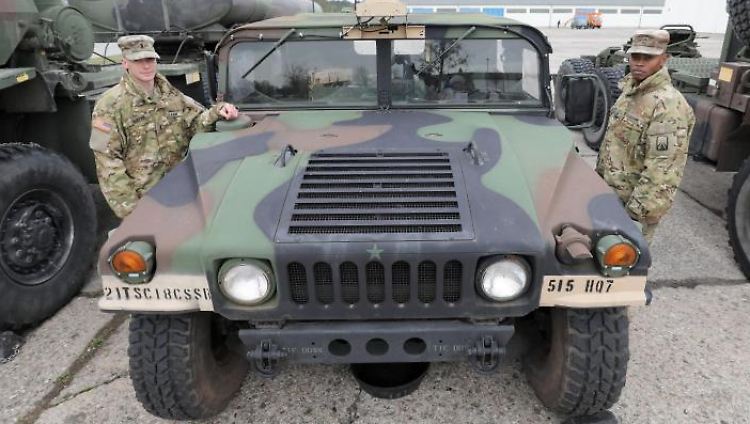 US-Soldaten stehen auf dem Gelände der Greifen-Kaserne der Bundeswehr.