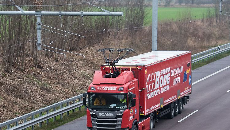 Auf einigen wenigen Teststrecken können Lkw schon heute mithilfe elektrische Energie aus Oberleitungen fahren.