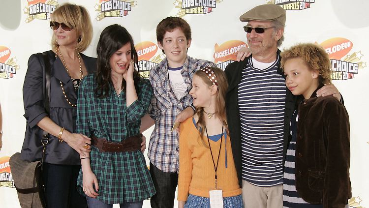 Steven Spielberg 2007 mit einem Teil seiner Großfamilie, darunter Adoptivtochter Mikaela (r.).