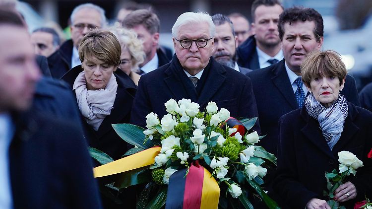 Bundespräsident Steinmeier am Tatort in Hanau. 