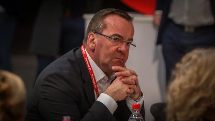 Mit der AfD sitze eine Partei in den Parlamenten, "die verbal alle Grenzen überschreitet", sagt Boris Pistorius