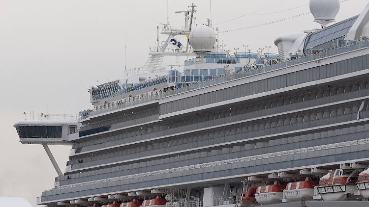 Die "Diamond Princess" liegt seit zwei Wochen im Hafen von Yokohama vor Anker.