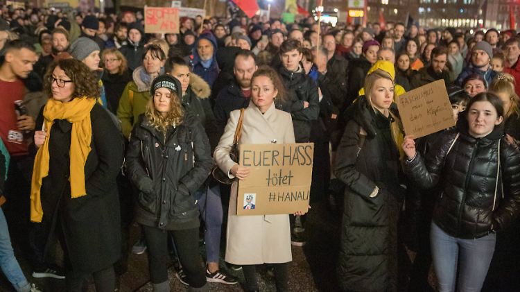 Wie hier in Hamburg versammelten sich am Abend nach der Tat Menschen in etwa 50 Städten und hielten Mahnwachen ab.