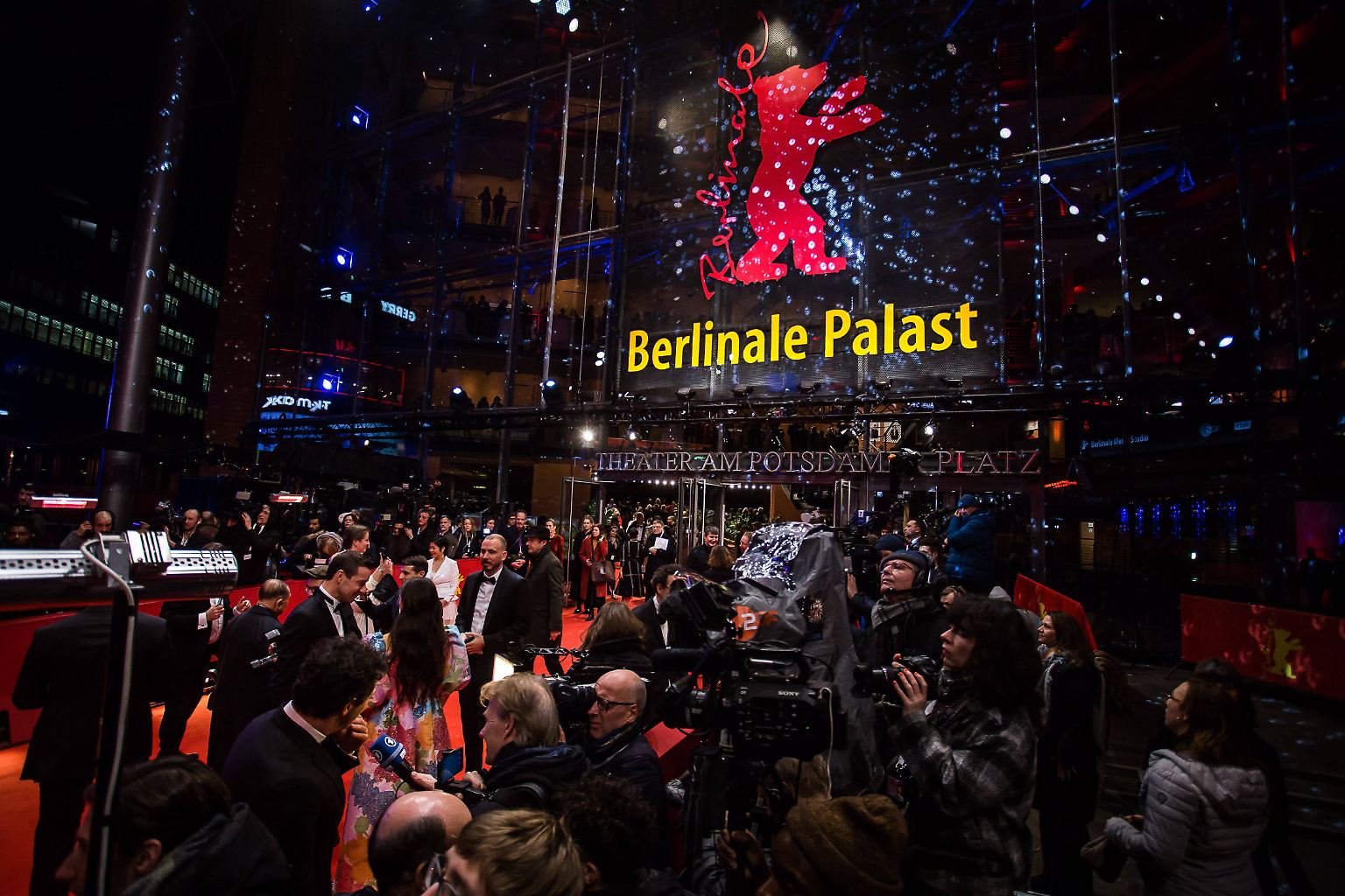 Am Potsdamer Platz wird am Donnerstagabend die 70. Berlinale eröffnet. Doch von der sonst so ausgelassenen Feierlaune ist in diesem Jahr zunächst nicht viel zu spüren - der Beginn der Filmfestspiele steht im Schatten der rechtsextremen Mordanschläge in Hanau.