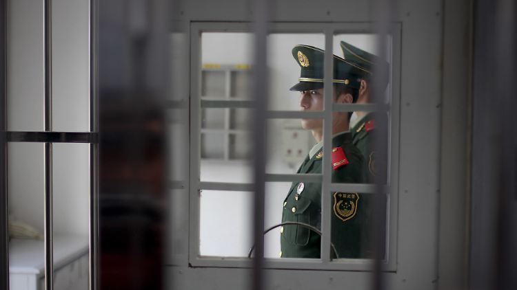In den überfüllten chinesischen Gefängnissen mit schlechter medizinischer Versorgung hat das Virus leichtes Spiel.
