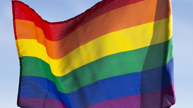 Von Trans-Identität wird gesprochen, wenn die empfundene geschlechtliche Identität eines Menschen vom zugeschriebenen Geburtsgeschlecht abweicht.