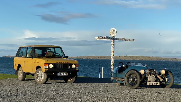 Beide Autos stehen für zwei Eigenschaften, die typisch sind für die britische Automobilindustrie.