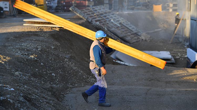 In Deutschland wird gebaut - daran sollen auch die Beschäftigten verdienen, wie die Gewerkschaften in den Tarifverhandlungen fordern.