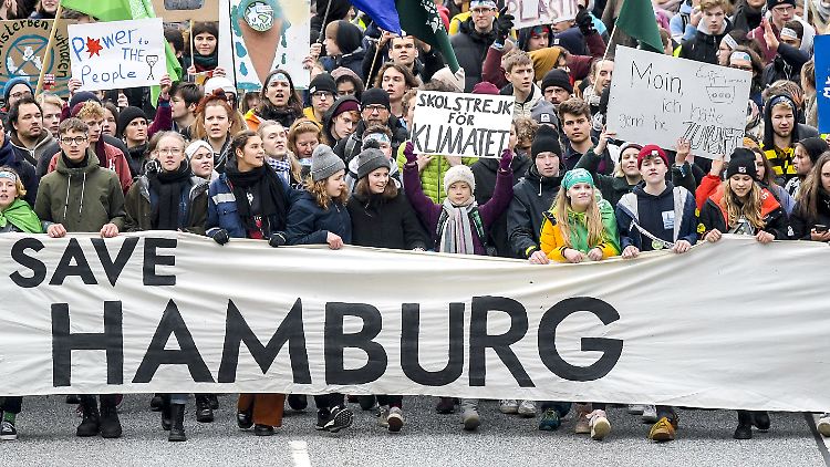 Rund 20.000 Menschen ziehen mit Greta Thunberg und Luisa Neubauer durch Hamburg.