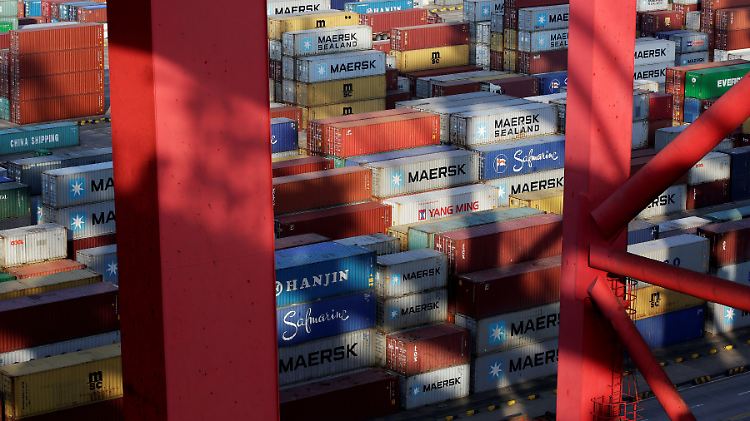 Der weltgrößte Reedereikonzern Maersk hat  Fahrten von und nach Asien wegen gesunkener Nachfrage abgesagt.
