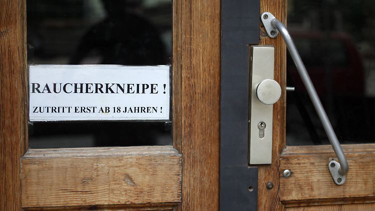 In Deutschland gebe es immer noch einen Flickenteppich von Rauchverboten in den einzelnen Bundesländern, sagt Ute Mons, Berichterstatterin für das Deutsche Krebsforschungszentrum.