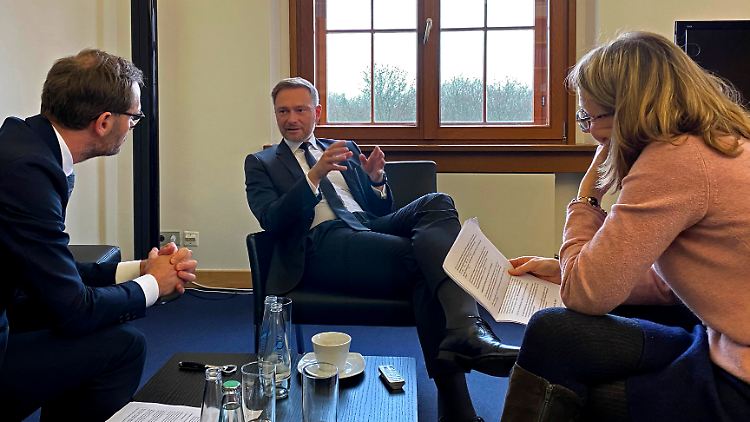 Tilman Aretz, Christian Lindner und Gudula Hörr im Gespräch.