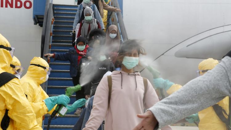 In Indonesien werden China-Touristen nach ihrer Ankunft am Flughafen gründlich desinfiziert.