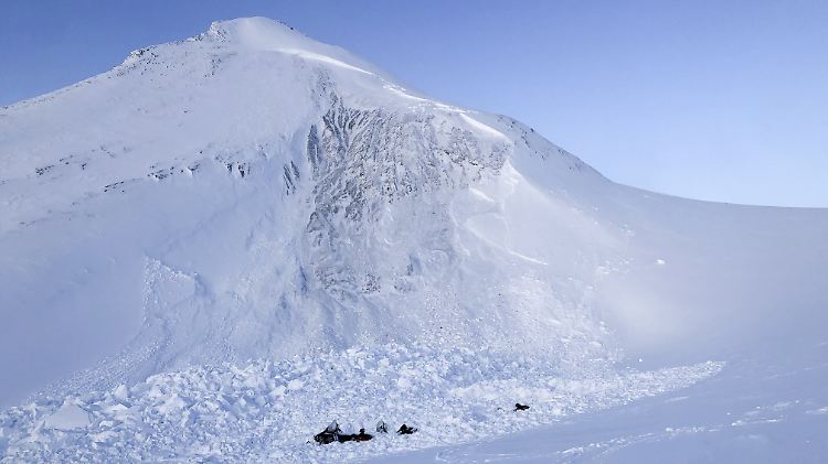 Nur die Schneemobile sind noch zu sehen: Zwei deutsche Touristen sterben unter einer Lawine im norwegischen Spitzbergen. 