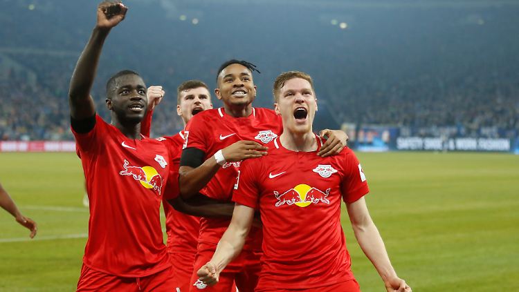Hurra: Leipzigs Marcel Halstenberg feiert mit den Kollegen sein Tor zum 3:0.