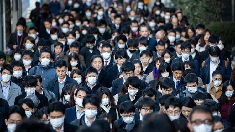 Allgegenwärtige Gefahr: Menschen auf dem Weg zur Arbeit in Tokio. 