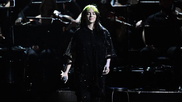 Wurde für ihr letztes Album mit mehreren Grammys ausgezeichnet: Billie Eilish.