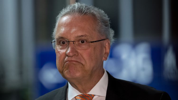 Man dürfe nicht "Schützen und Jäger unter Generalverdacht stellen", sagt Bayerns Innenminister Joachim Herrmann.