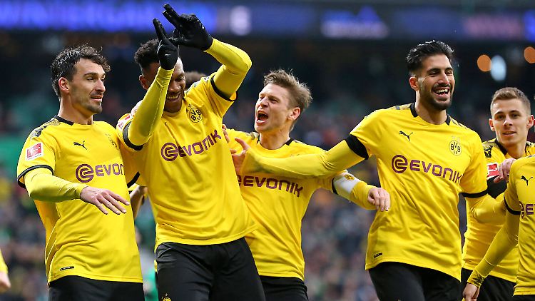 Dan-Axel Zagadou stabilisiert die Defensive - und trifft in Bremen zur Führung.