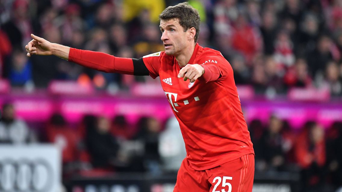 Münchens Thomas Müller beschäftigt sich weniger mit dem mühsamen Sieg gegen Paderborn, sondern mehr mit dem Achtelfinalhinspiel in der Champions League beim FC Chelsea am Dienstag.