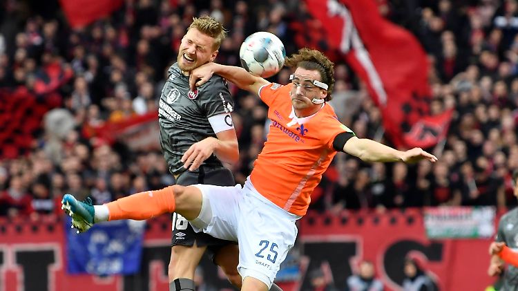 Augen zu und durch: Nürnbergs Hanno Behrens, links, im Kopfballduell mit dem Darmstädter Mathias Wittek.