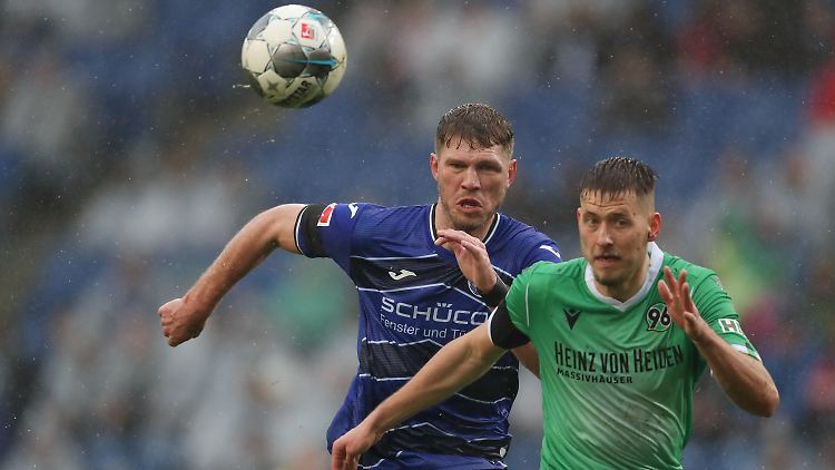 Das Wesentliche im Blick: Bielefelds Fabian Klos, links, und Cedric Teuchert von Hannover 96.