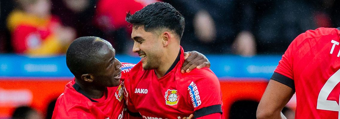 Leverkusens Nadiem Amiri, rechts, freut sich mit Moussa Diaby über dessen Tor.