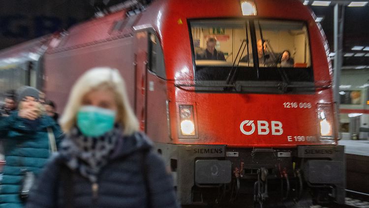 Manche der Reisenden trugen Mundschutz.