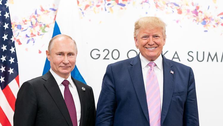 Will Russlands Präsident Putin (li.) Trump bei der kommenden Wahl zum Sieg verhelfen?