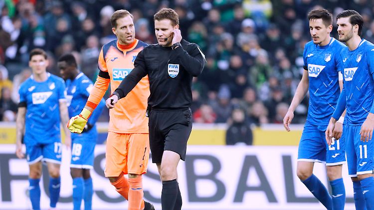 Die Zusammenarbeit zwischen Felix Brych und Video-Assistent Bastian Dankert funktionierte in Mönchengladbach sehr gut.