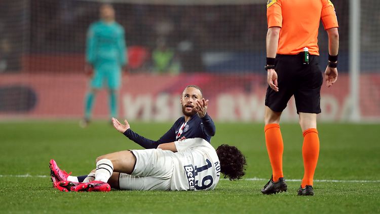 Neymar holte voller Frust Yacine Adli von hinten von den Beinen.
