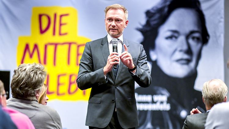 Wiedereinzug geschafft oder gescheitert? FDP-Chef Christian Lindner bei einem Wahlkampfauftritt, hier vor einem Plakat mit dem Porträt von Spitzenkandidatin Anna-Elisabeth von Treuenfels-Frowein.