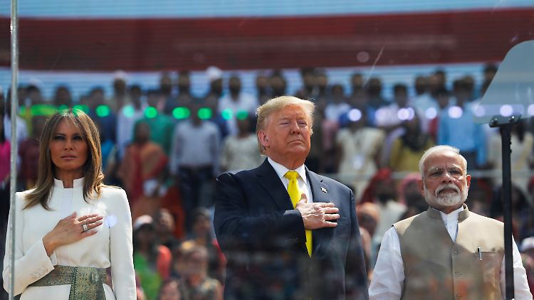 First Lady Melania, US-Präsident Trump und der indische Premier Modi im weltgrößten Cricketstadion.