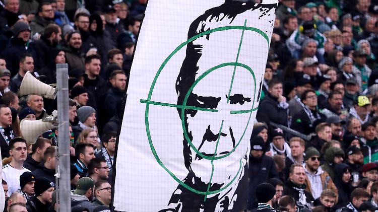 Geschmacklos und unangebracht: das Plakat in der Gladbacher Kurve.