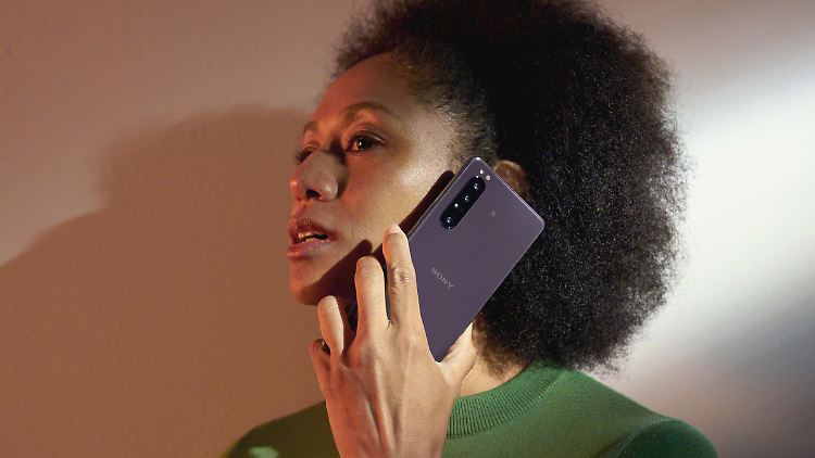 Das Sony Xperia X1 II wird es in Deutschland in Schwarz und Lila geben.