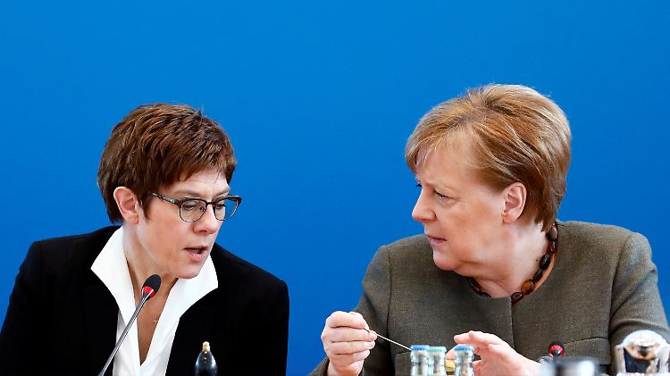 CDU-Chefin Kramp-Karrenbauer und Kanzlerin Merkel suchen einen neuen Parteichef.