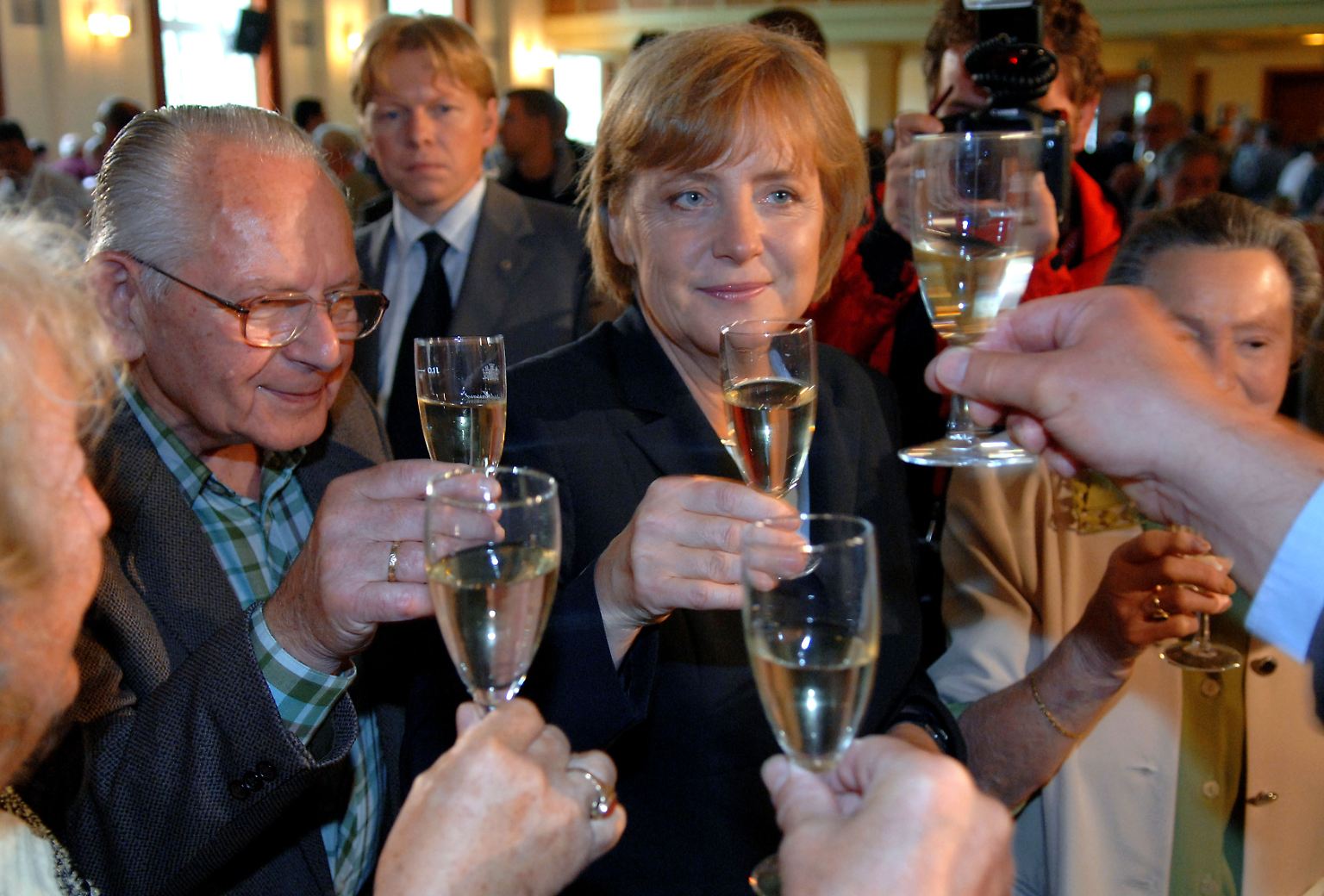 "Ein großer Teil dessen, was wir in Deutschland über uns erfahren haben, ist Bestandteil jeder besseren Party, und insofern hat uns das jetzt nicht so aufgeregt", sagte Angela Merkel über die Wikileaks-Enthüllungen.