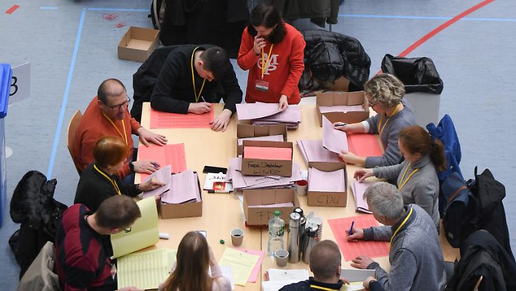 Stimmauszählung in Hamburg: Starke Gewinne gibt es im Vergleich zur Bürgerschaftswahl 2015 neben den Linken vor allem bei den Grünen.