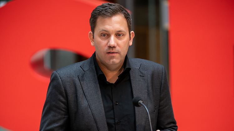 Lars Klingbeil sieht sich mit massiven Vorwürfen von der CDU-Vorsitzenden konfrontiert.
