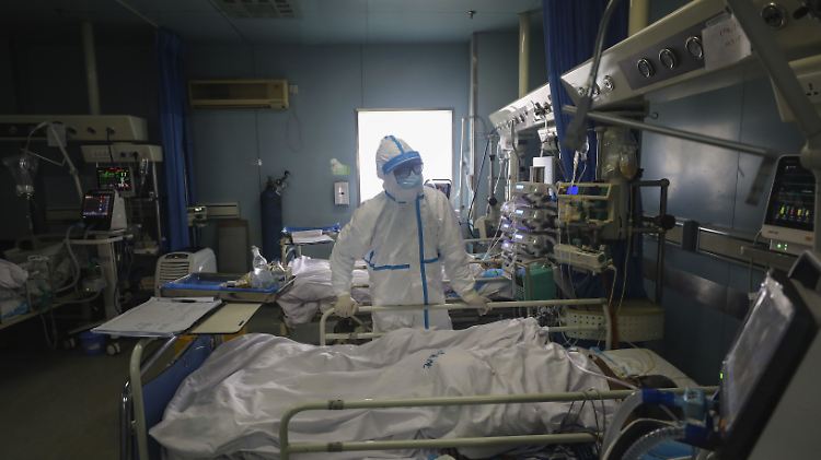 Ein Arzt überprüft die Kodierungen eines Patienten im Krankenhaus Jinyintan, das für kritische Covid-19-Patienten vorgesehen ist.