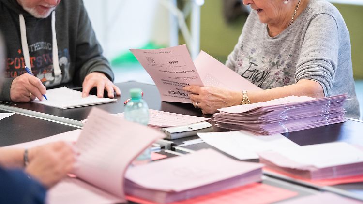 Wahlhelfer zählen in einem Hamburger Wahllokal die Stimmen für die Bürgerschaftswahl aus.