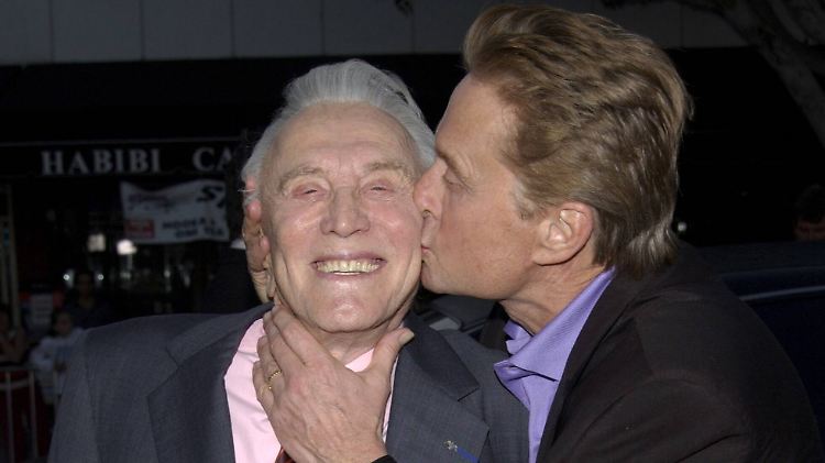 Sie mochten sich, aber der Sohn braucht das Geld einfach nicht: Kirk (l.) und Michael Douglas.