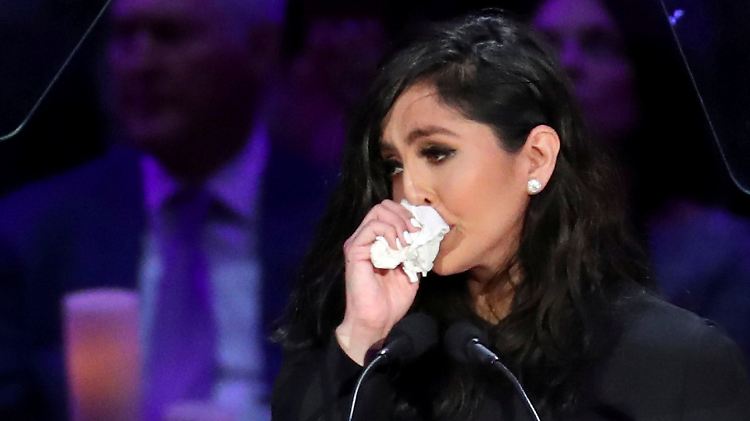 Vanessa Bryant rang bei ihrem Auftritt immer wieder um Fassung.