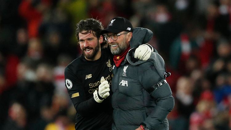 Lange muss der FC Liverpool um den Sieg zittern am Ende eines anstrengenden Abends aber steht der 18. Ligaerfolg in Folge - auch, weil Alisson Becker spät den Ausgleich verhindert.
