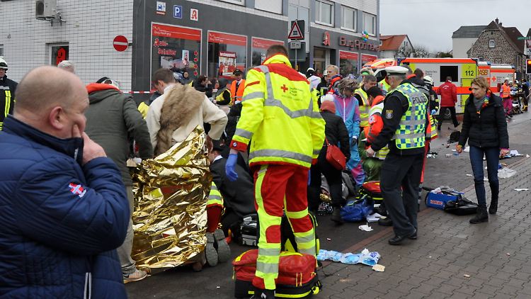 Die Rettungskräfte mussten am Rosenmontag Dutzende Verletzte versorgen. 