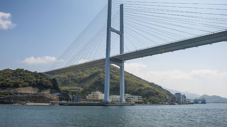Das Meer vor Nagasaki: Aus den Fluten stieg das Wildschwein, welches einen Angler in einen Kampf verwickelte.