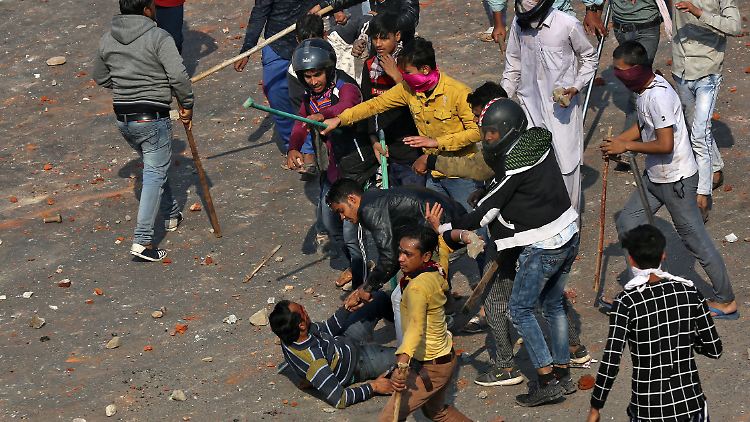 Bei den Zusammenstößen in Neu-Delhi sind mehrere Menschen zu Tode gekommen.