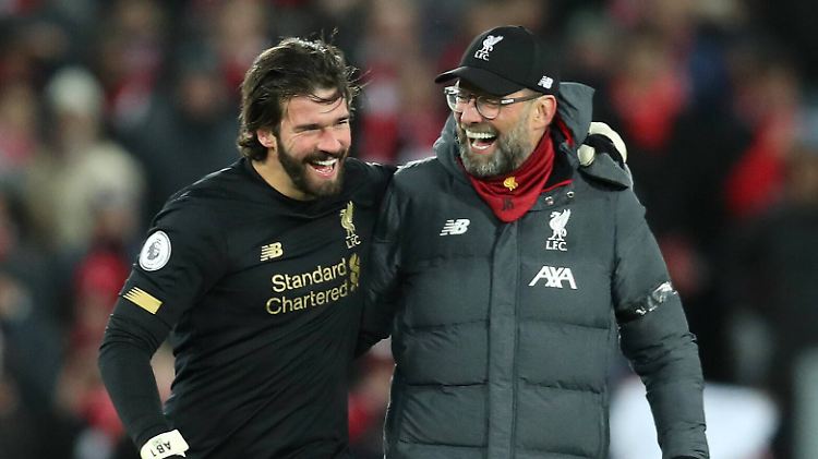 Jürgen Klopp und Keeper Alisson Becker freuen sich über den 21. Heimsieg in Serie.