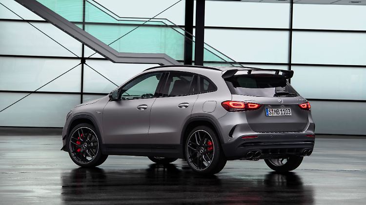 Auch die vier Endrohre und den Dachspoiler gibt es nur beim AMG GLA 45 und 45S.